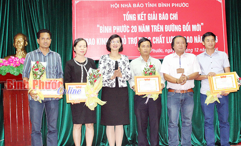 Trao giải b&aacute;o ch&iacute; &ldquo;B&igrave;nh Phước 20 năm tr&ecirc;n đường đổi mới&rdquo;
