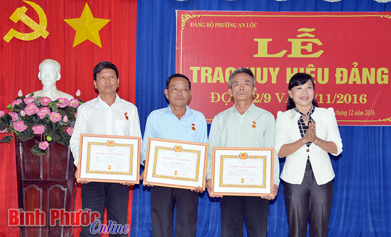 Đảng bộ phường An Lộc trao Huy hiệu Đảng cho 8 đảng vi&ecirc;n