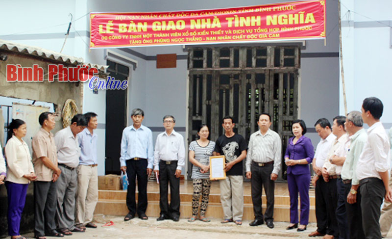 Trao nhà tình nghĩa cho hội viên chất độc da cam