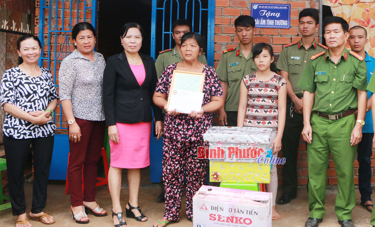 Công an Phước Long và Đồng Phú bàn giao 5 căn nhà tình thương