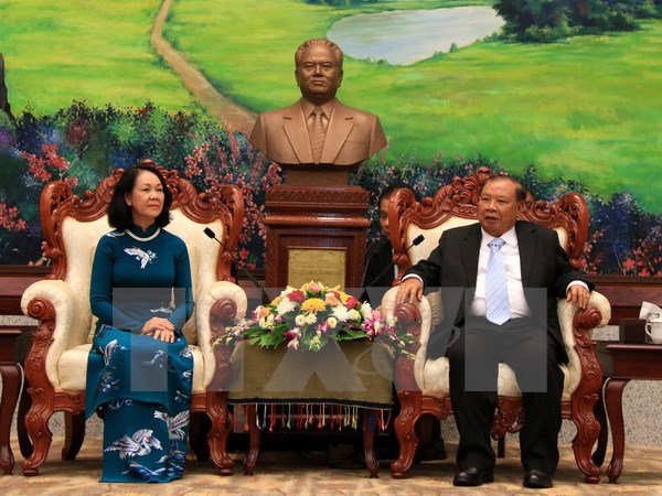 Tổng B&iacute; thư L&agrave;o tiếp đo&agrave;n đại biểu Đảng Cộng sản Việt Nam