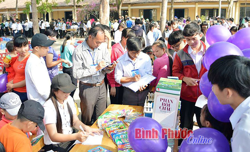 Trường THPT Chu Văn An: 108 triệu đồng trao học bổng và tặng quà cho học sinh