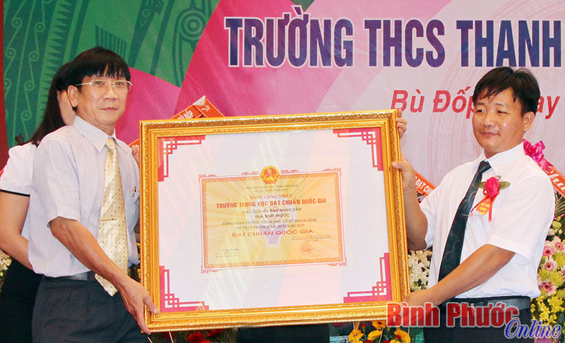 Trường THCS Thanh Bình đón bằng công nhận đạt chuẩn quốc gia