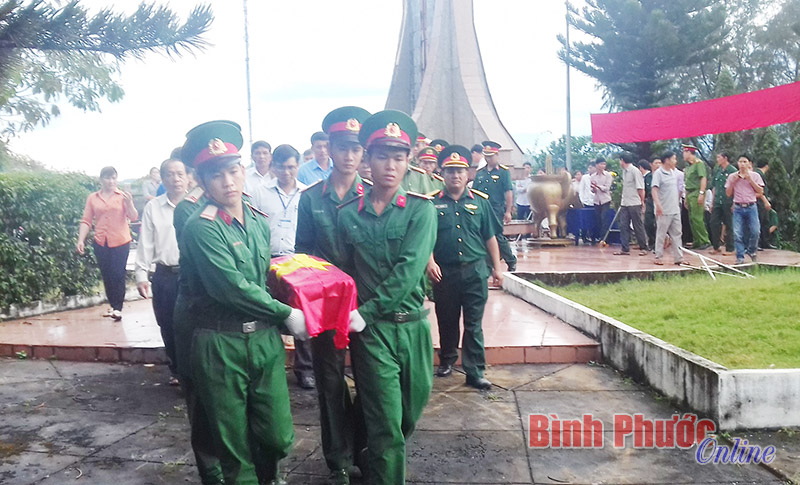 Lễ truy điệu v&agrave; an t&aacute;ng h&agrave;i cốt liệt sỹ Huỳnh Ngọc Luận