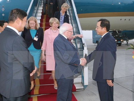 Tổng thống Ireland v&agrave; Phu nh&acirc;n bắt đầu thăm cấp Nh&agrave; nước tới Việt Nam
