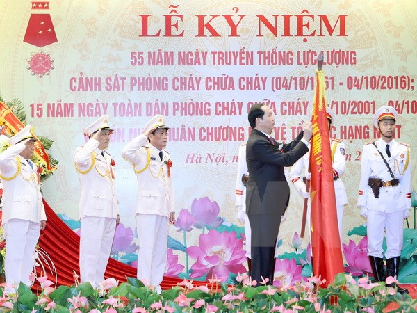 Chủ tịch nước trao hu&acirc;n chương cho lực lượng Ph&ograve;ng ch&aacute;y chữa ch&aacute;y