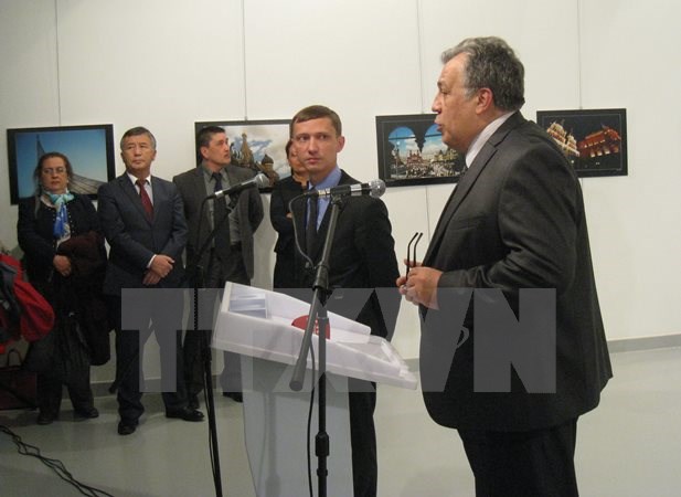 Vụ sát hại Đại sứ Nga: Cha, mẹ và em gái kẻ nổ súng bị bắt giữ