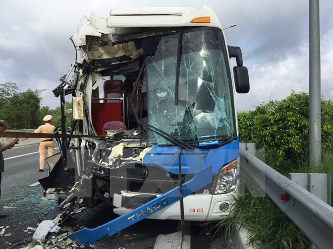 Tai nạn giao th&ocirc;ng tr&ecirc;n đường Hồ Ch&iacute; Minh khiến 14 người bị thương