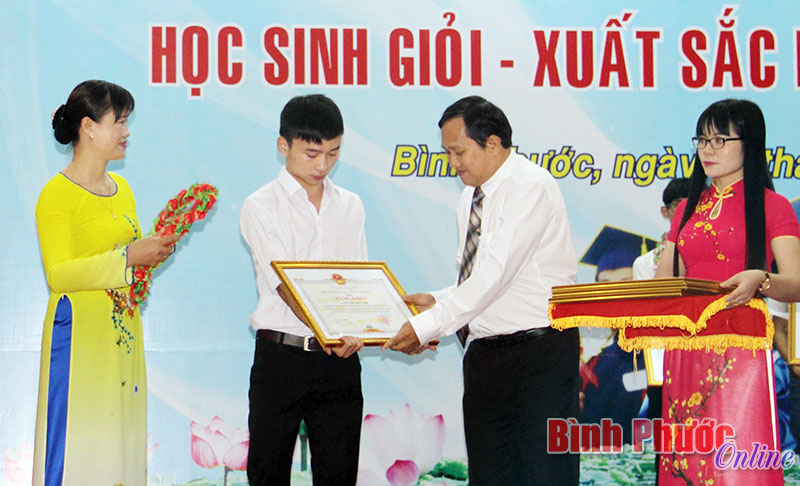 Bình Phước tuyên dương 160 học sinh giỏi, xuất sắc