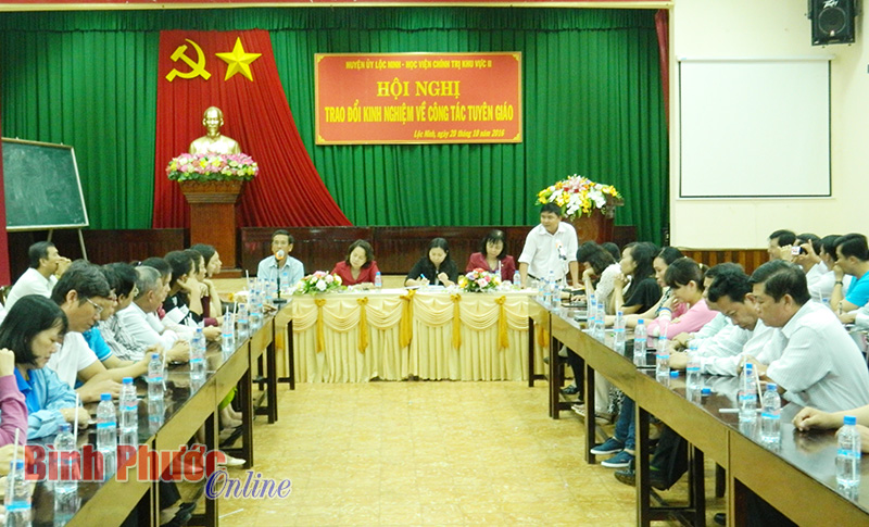 L&atilde;nh đạo huyện Lộc Ninh tiếp đo&agrave;n đại biểu Học viện Ch&iacute;nh trị quốc gia khu vực II