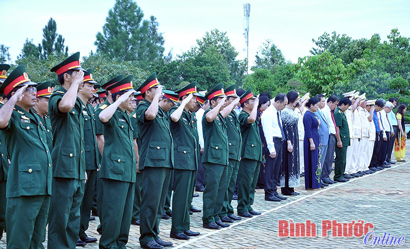 Viếng c&aacute;c anh h&ugrave;ng liệt sĩ nh&acirc;n kỷ niệm 72 năm Ng&agrave;y th&agrave;nh lập Qu&acirc;n đội nh&acirc;n d&acirc;n Việt Nam