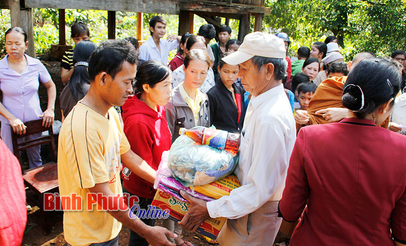 Phát động Tháng cao điểm “Vì người nghèo” và ủng hộ đồng bào miền Trung bị lũ lụt
