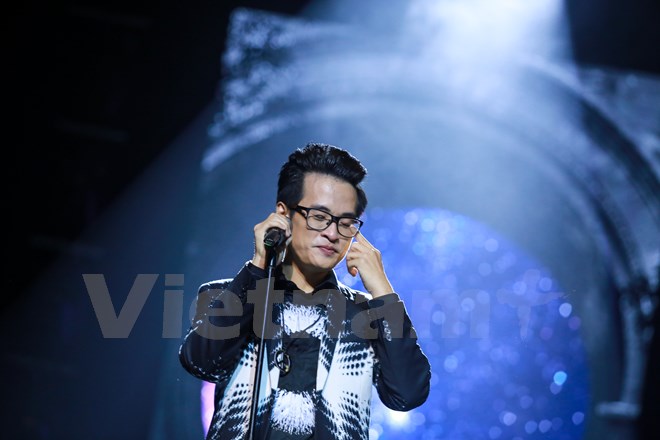 Hà Anh Tuấn bật khóc trong đêm kỷ niệm 10 năm ca hát