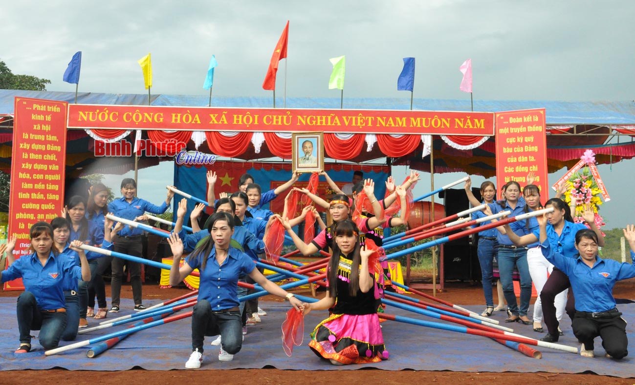 Rộn r&agrave;ng Ng&agrave;y hội đại đo&agrave;n kết d&acirc;n tộc th&ocirc;n 1, x&atilde; Thống Nhất