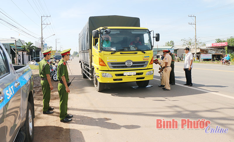Xử l&yacute; triệt để xe chở qu&aacute; tải trọng
