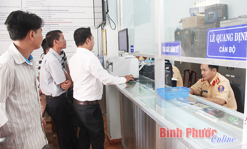 Xử phạt xe kh&ocirc;ng ch&iacute;nh chủ: Kh&ocirc;ng phức tạp như người d&acirc;n vẫn nghĩ