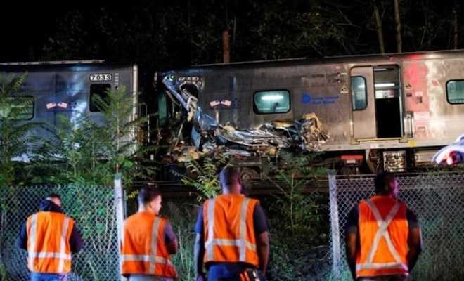 Mỹ: Tàu chở hàng trật đường ray, 22 toa rơi xuống vùng nước lũ