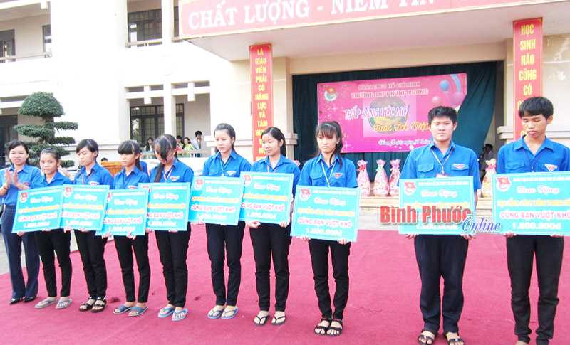 Đo&agrave;n Trường THPT H&ugrave;ng Vương trao 18 suất học bổng &ldquo;C&ugrave;ng bạn vượt kh&oacute;&rdquo;