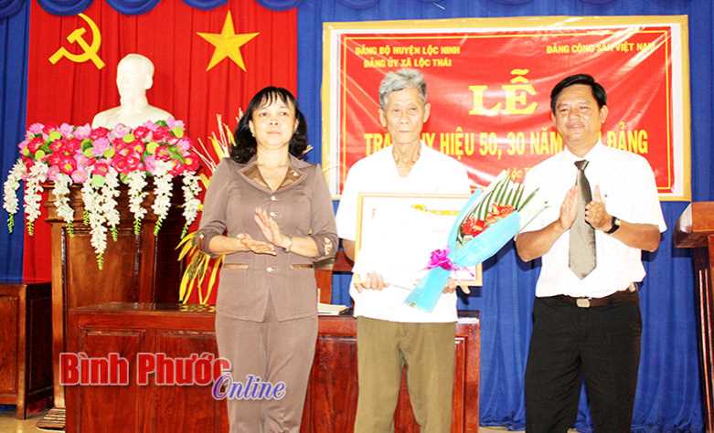 Đảng ủy x&atilde; Lộc Th&aacute;i trao huy hiệu 50, 30 năm tuổi đảng cho 4 đảng vi&ecirc;n