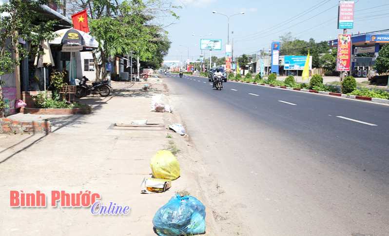 Đoạn đường &ldquo;trưng b&agrave;y&rdquo;&hellip; r&aacute;c!