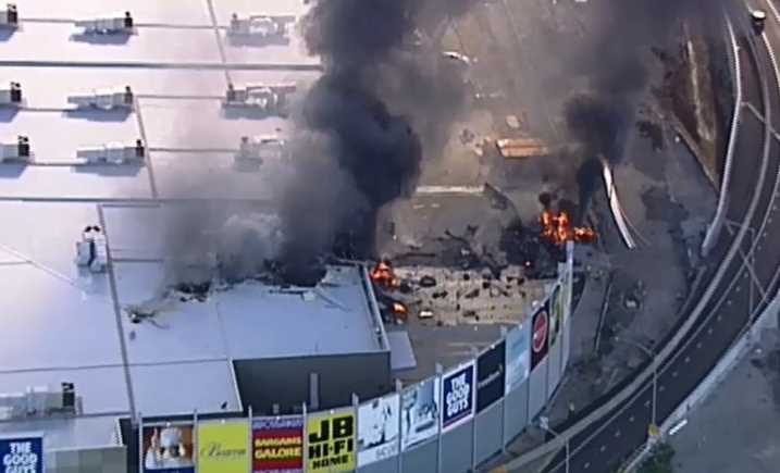 [Video] Australia: Máy bay đâm xuống trung tâm mua sắm, 5 người chết