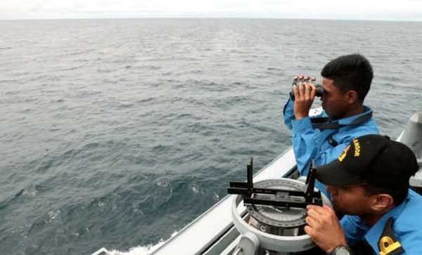 Lật thuyền do sóng lớn khiến 13 người mất tích tại Malaysia