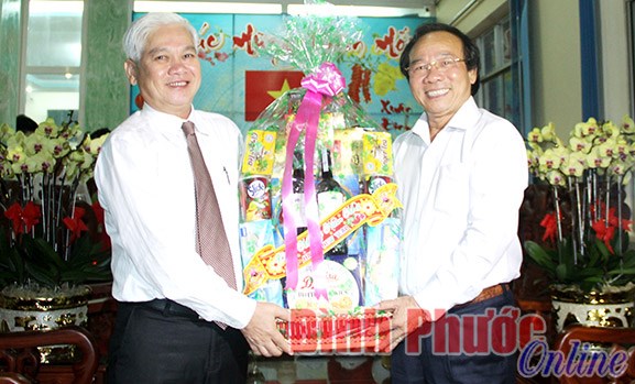 B&iacute; thư Tỉnh ủy thăm, tặng qu&agrave;, ch&uacute;c tết người ngh&egrave;o đ&ecirc;m giao thừa