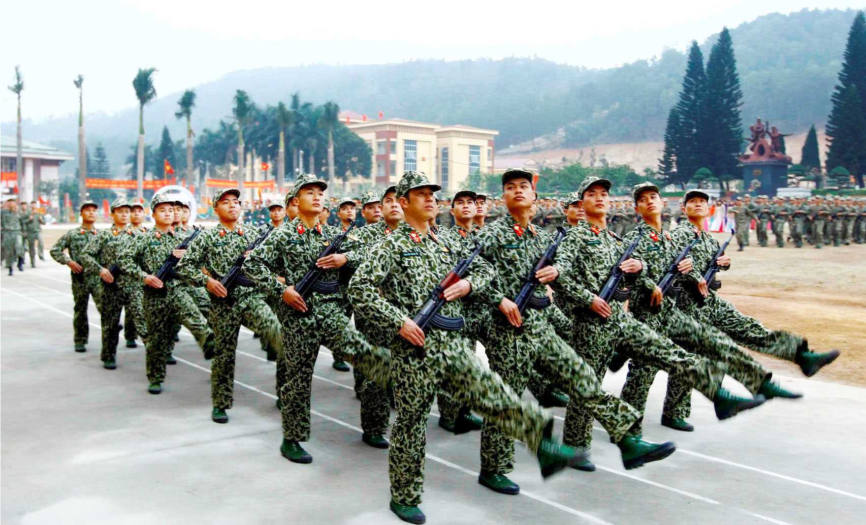 Đặc c&ocirc;ng Việt Nam nh&agrave;o lộn, d&ugrave;ng cổ ấn cong mũi gi&aacute;o