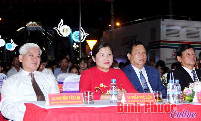 Tưng bừng ch&agrave;o đ&oacute;n giao thừa xu&acirc;n Đinh Dậu 2017