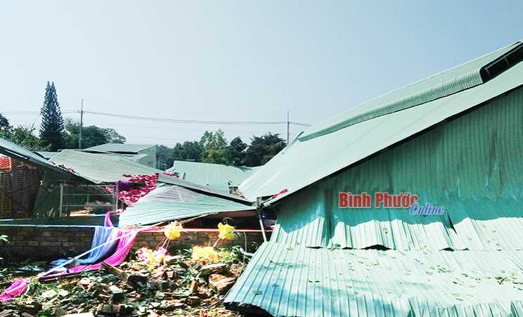 Lốc xoáy làm 12 căn nhà ở Minh Hưng bị sập và tốc mái