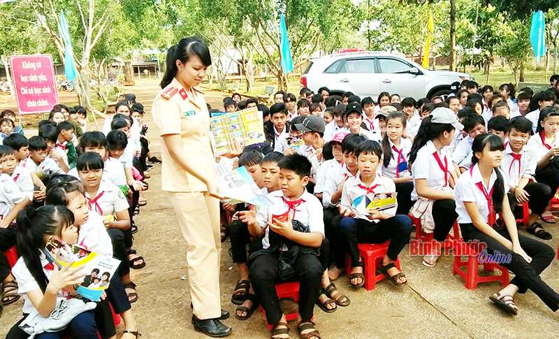 Công An Bù Đăng: Tuyên truyền Luật giao thông đường bộ đến học sinh