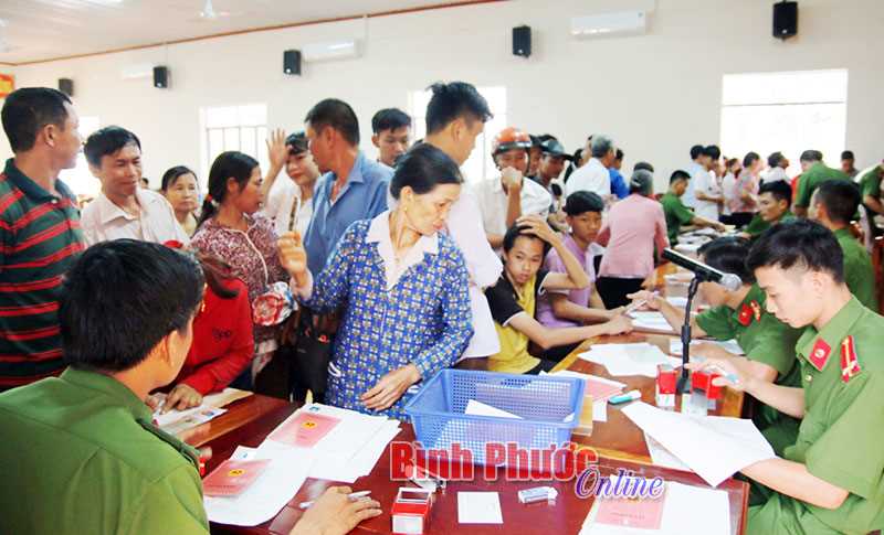 800 người d&acirc;n x&atilde; Ph&uacute; Riềng l&agrave;m CMND lưu động