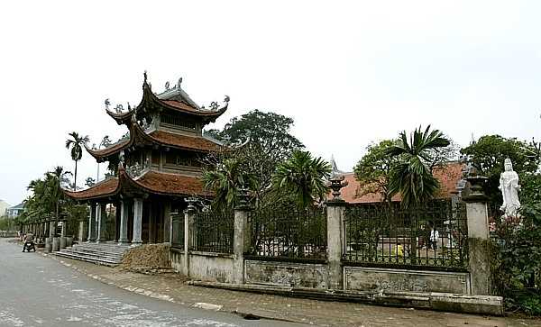 Du xuân ở hai ngôi chùa cổ kính sát bên bờ Hồ Tây