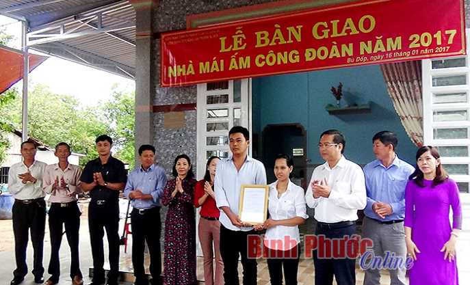 Tặng nhà “Mái ấm công đoàn” cho công nhân Nông lâm trường Bù Đốp