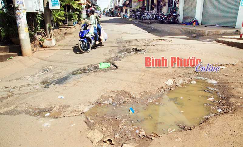 Ng&atilde; ba đường cần tu sửa