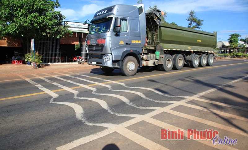 Ảnh ph&ecirc; b&igrave;nh: Quốc lộ 14 l&uacute;n s&acirc;u nguy hiểm