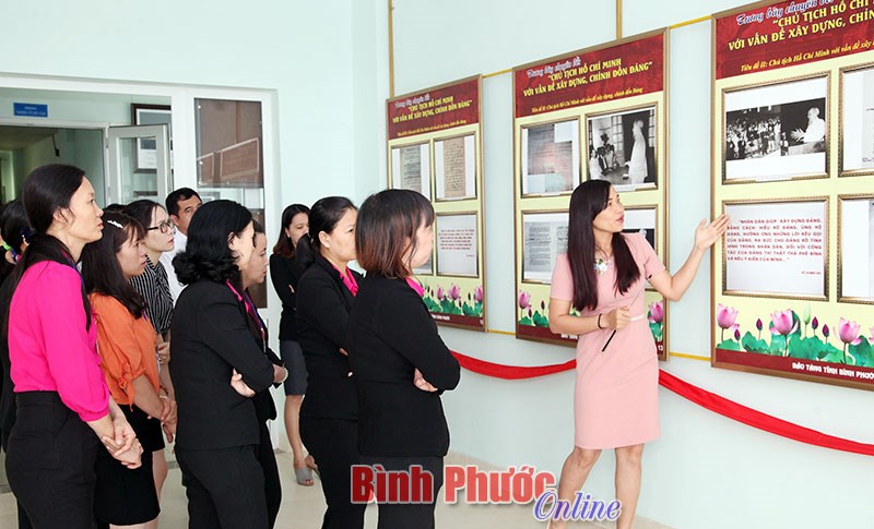 Ấn tượng về trưng b&agrave;y &ldquo;Chủ tịch Hồ Ch&iacute; Minh với vấn đề x&acirc;y dựng, chỉnh đốn Đảng&rdquo;