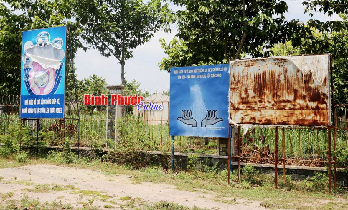 Pa-n&ocirc; bong tr&oacute;c nhếch nh&aacute;c trước trụ sở ủy ban x&atilde;