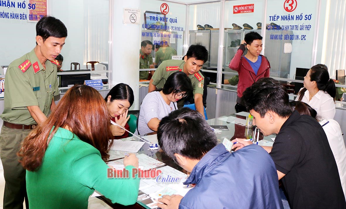 Cải c&aacute;ch thủ tục h&agrave;nh ch&iacute;nh trong quản l&yacute; xuất nhập cảnh