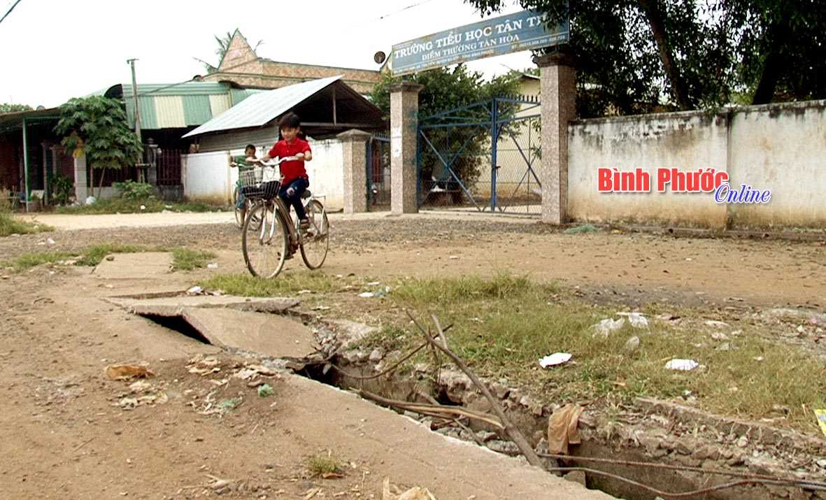 Miệng cống trước cổng trường