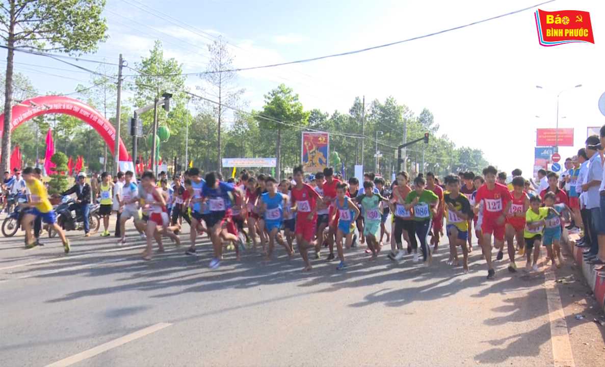 [Video] Trên 2 ngàn người tham gia Giải việt dã truyền thống tỉnh Bình Phước và ngày chạy Olympic vì sức khỏe toàn dân năm 2017