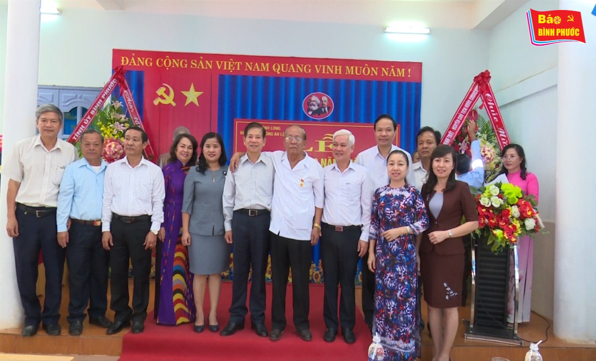 [Video] Đồng chí Nguyễn Văn Sao được trao Huy hiệu 60 năm tuổi Đảng