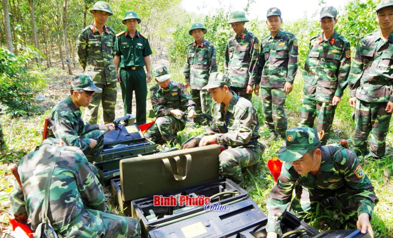 Binh đo&agrave;n 16 r&agrave; ph&aacute; bom, m&igrave;n, vật liệu nổ c&ograve;n s&oacute;t lại sau chiến tranh