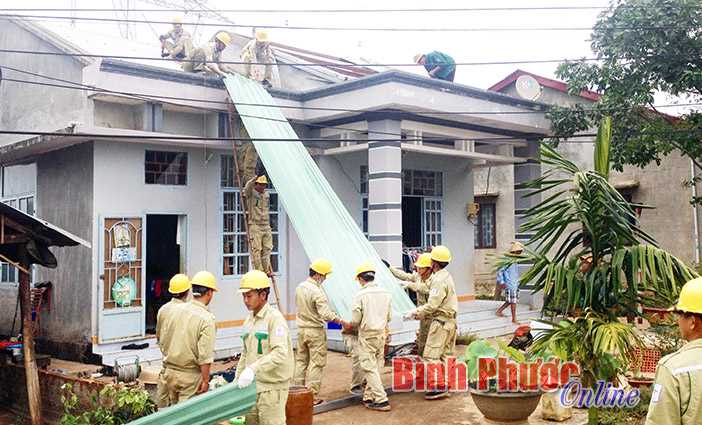 Đội truyền tải điện Bù Đăng giúp dân sau lốc xoáy