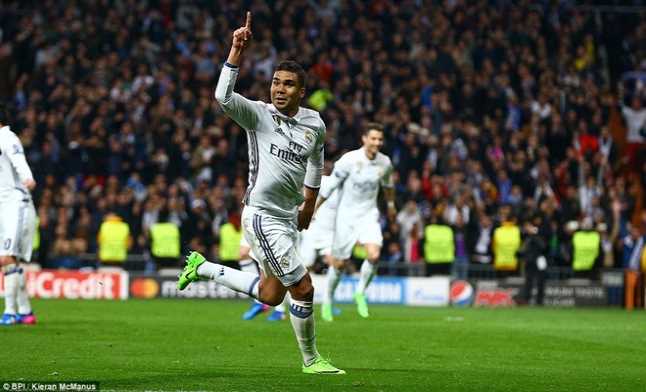 Casemiro lập siêu phẩm, Real Madrid ngược dòng hạ gục Napoli