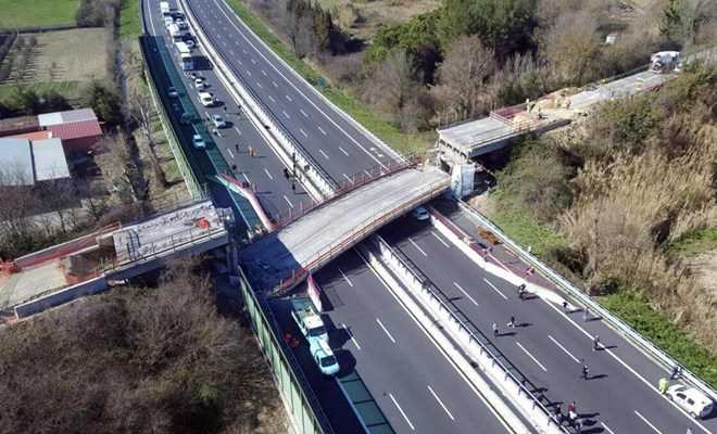 Cầu vượt bất ngờ đổ sập, đè bẹp ôtô phía dưới làm 2 người chết