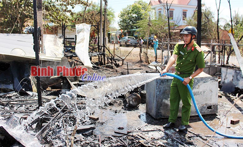 Tự đốt nhà do mâu thuẫn gia đình