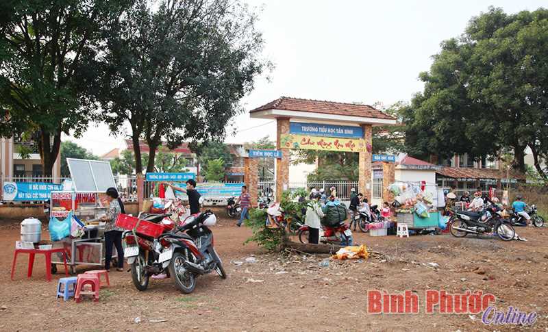 Ảnh ph&ecirc; b&igrave;nh: &ldquo;Chợ&rdquo; bủa v&acirc;y cổng Trường tiểu học T&acirc;n B&igrave;nh