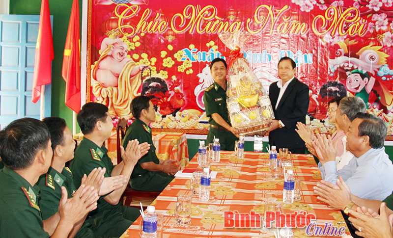 Chủ tịch UBND tỉnh Nguyễn Văn Trăm thăm v&agrave; ch&uacute;c tết c&aacute;c đồn bi&ecirc;n ph&ograve;ng