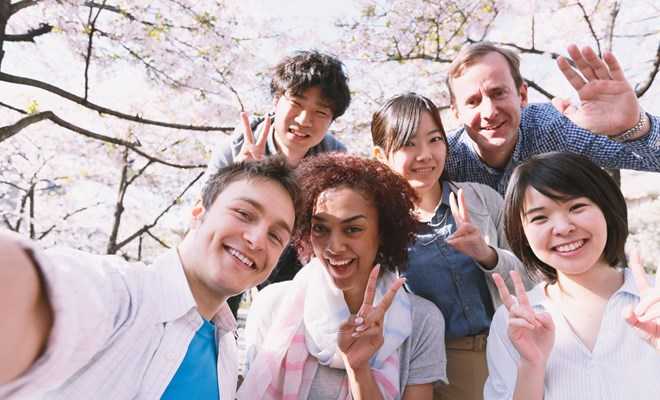 Thói quen giơ tay chữ V khi chụp ảnh có thể làm lộ dữ liệu cá nhân
